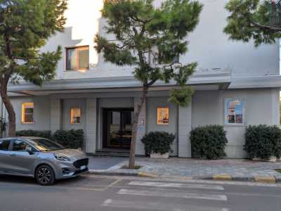 Siamo andati a visitare il Cinema Vignola di Polignano, che si trova in viale delle Rimembranze 13. Una volta giunti sul posto ci ritroviamo davanti a un edificio bianco a due piani con una porta a vetro sormontata da una lunga tettoia